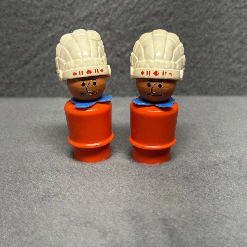 Vintage Fisher Price little people red native Indian chief blue Western Town 934